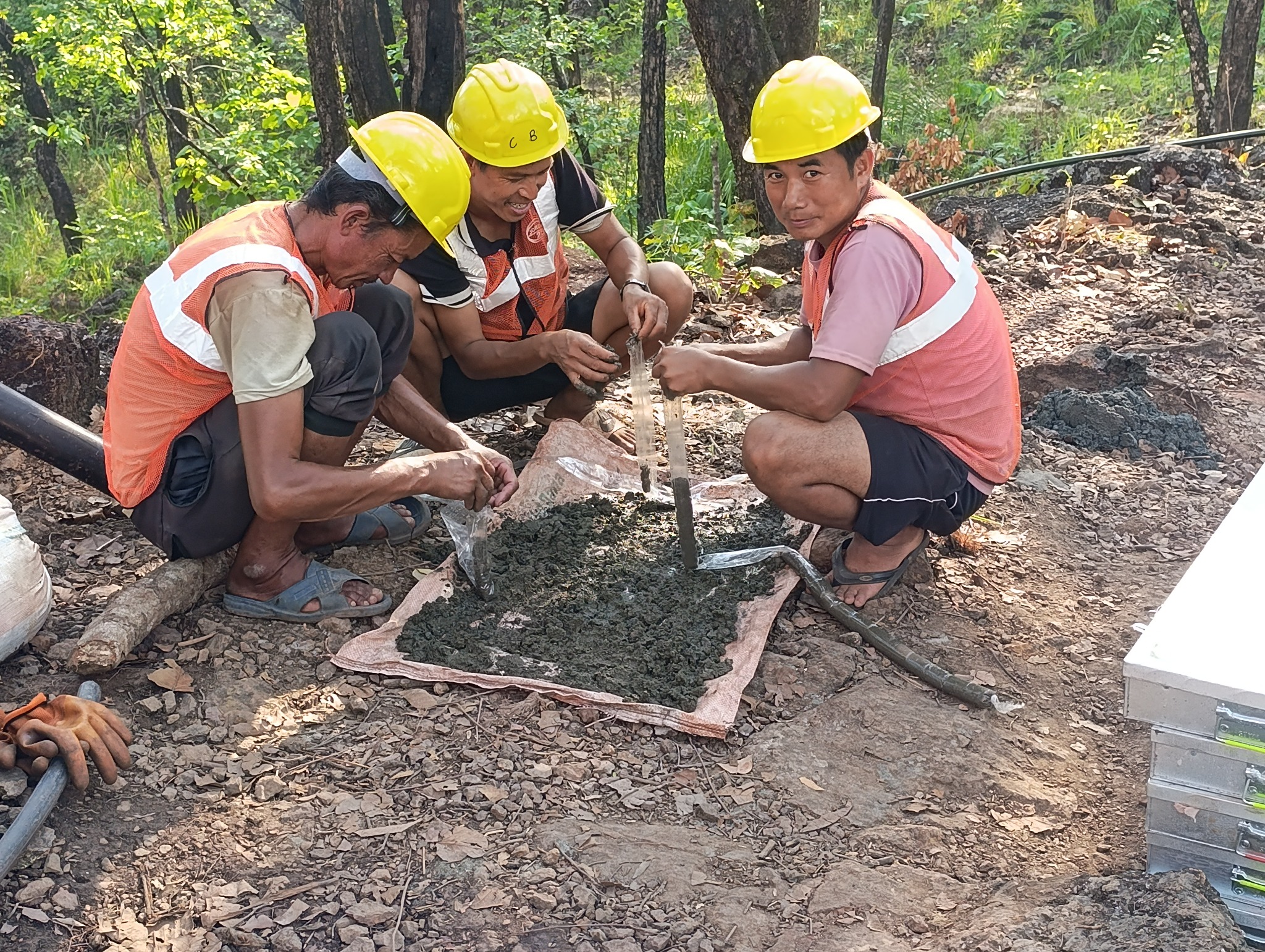 Field handling and preparation of recovered drilling material